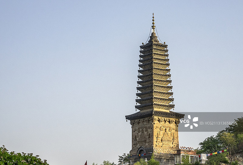 辽宁朝阳凤凰山大宝塔图片素材