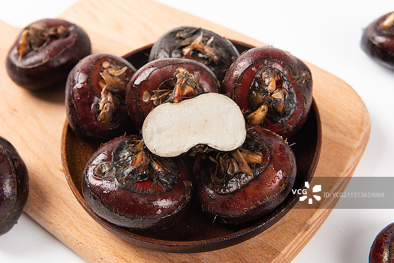 木托盘上的荸荠马蹄图片素材