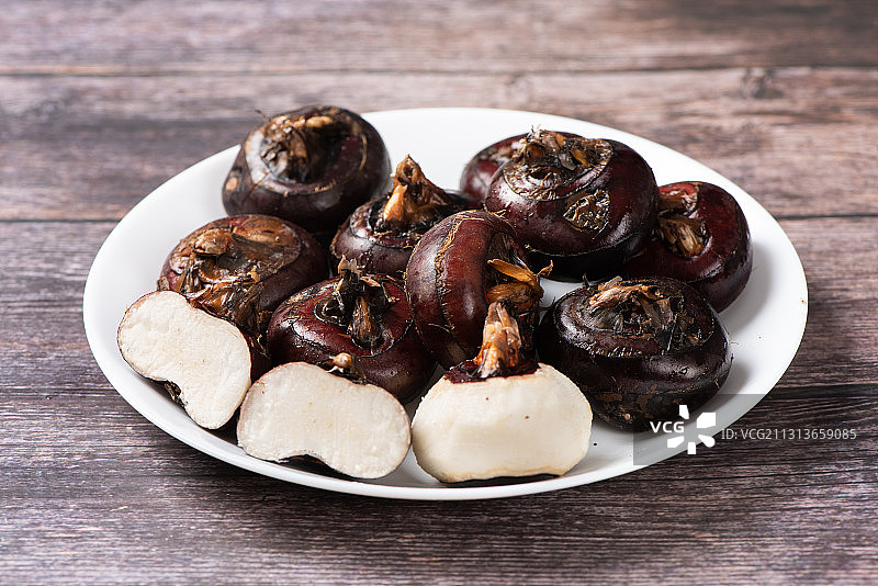 切开去皮的新鲜荸荠马蹄图片素材