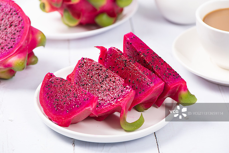 新鲜切开的红心火龙果图片素材