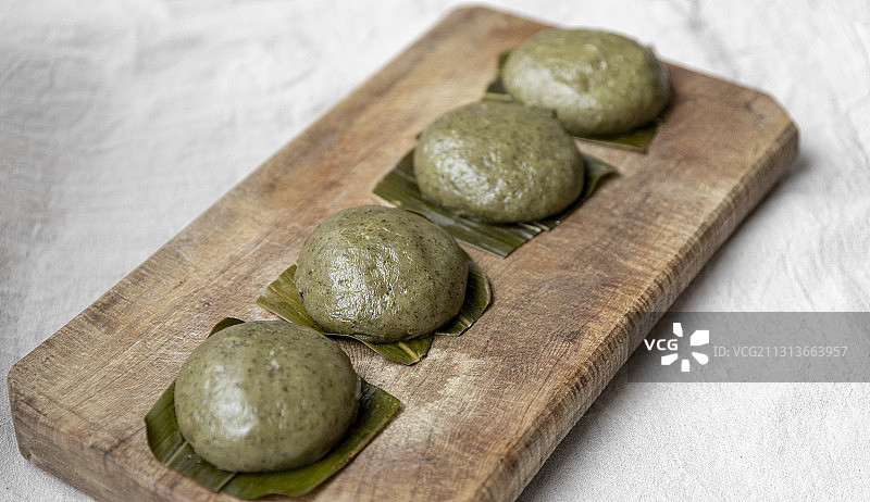 木板上的清明粑粑图片素材