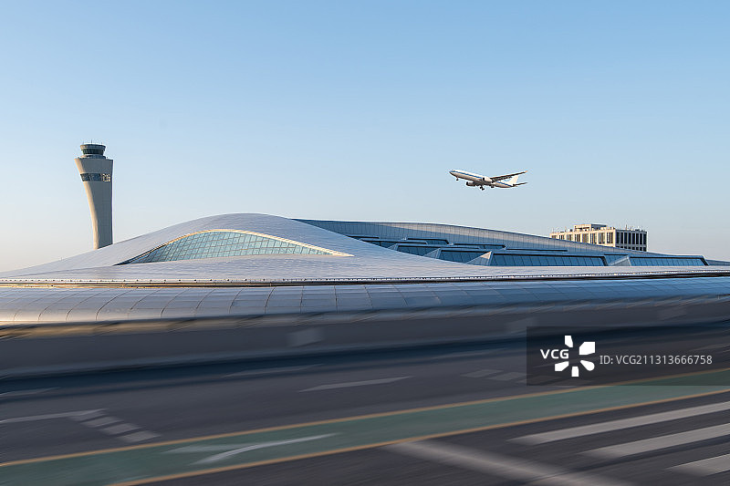 现代大型国际机场航站楼出发层候机区建筑外部图片素材