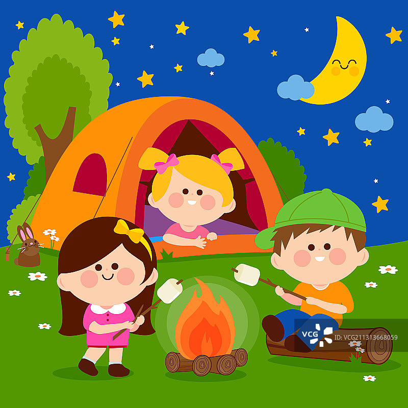 快乐的孩子们在夜晚的森林露营地图片素材