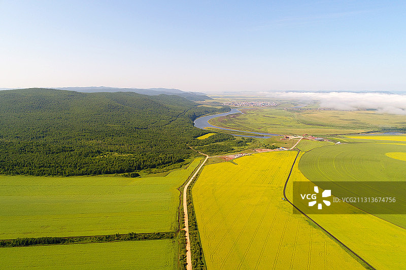 航拍呼伦贝尔云雾田野图片素材
