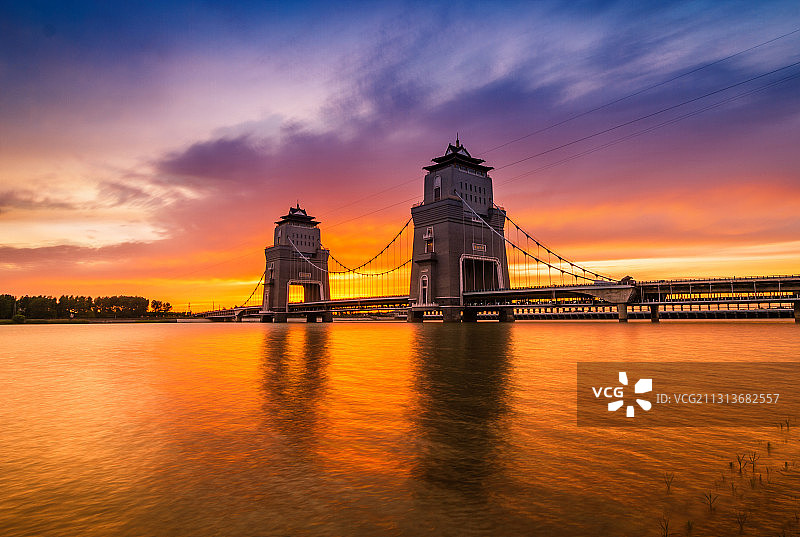 霞映万福大桥图片素材