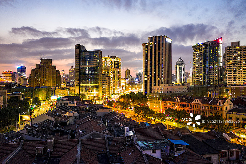 中国上海虹口平安里老弄堂老洋房上海大厦海派历史建筑街道夜景图图片素材