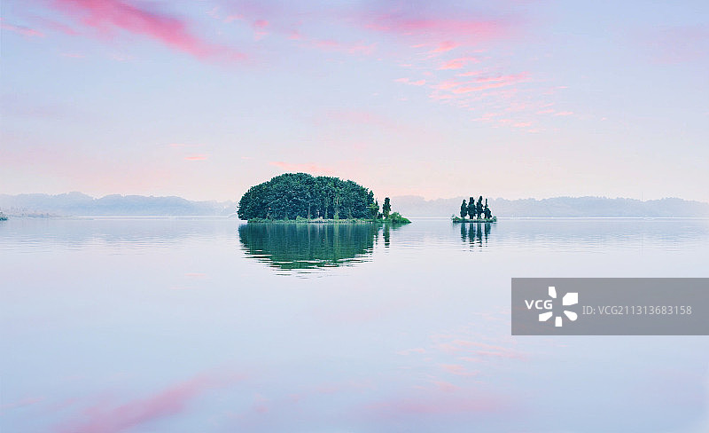 晨光里湖南常德柳叶湖中的小岛图片素材