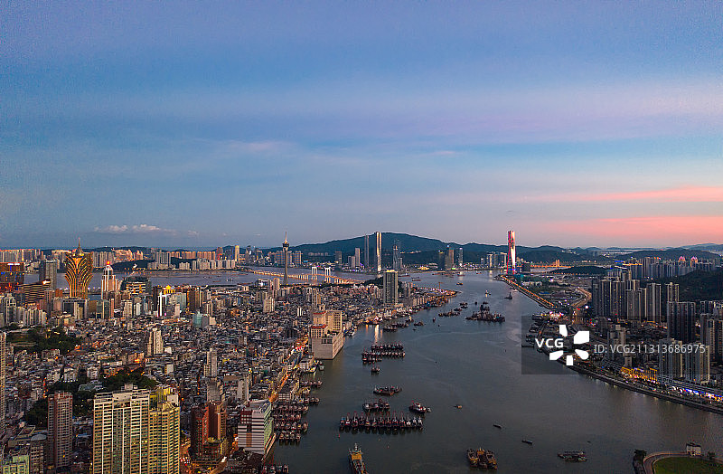 珠海横琴与澳门的天际线晚霞航拍图片素材