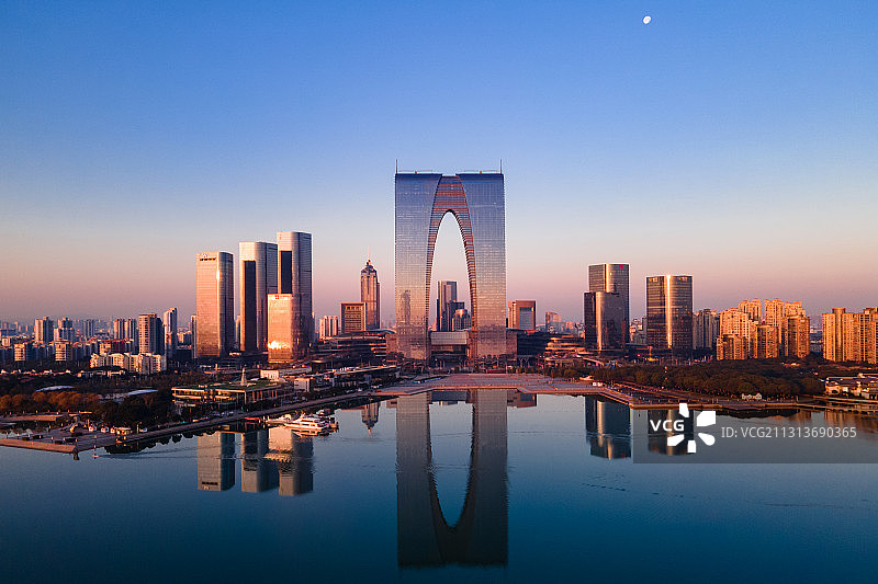 晨曦中的苏州东方之门图片素材