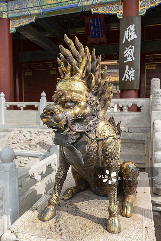 北京故宫慈宁门前鎏金麒麟图片素材