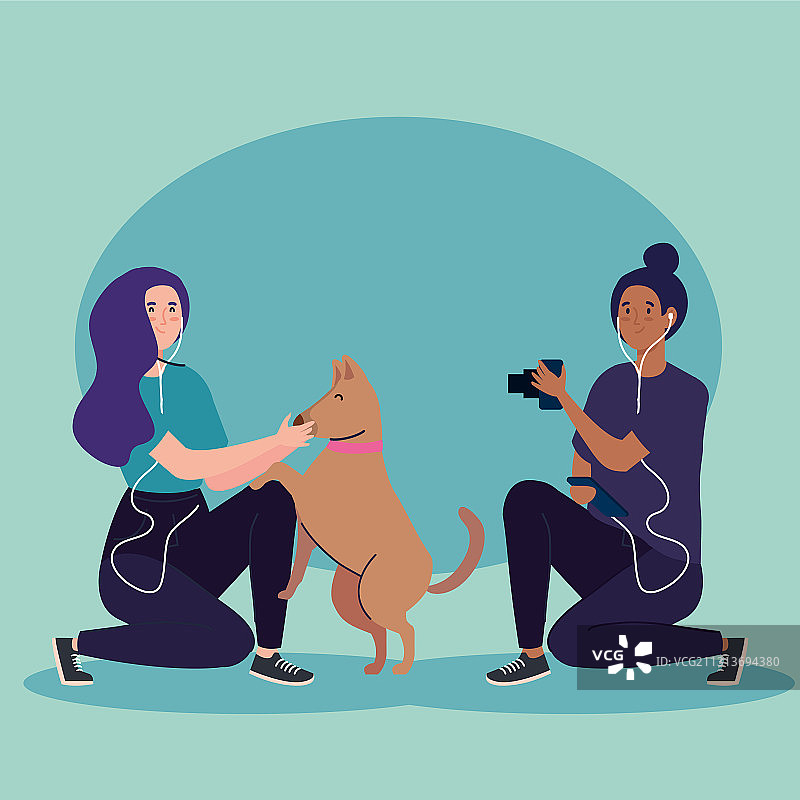 女摄影师为另一位女性拍照图片素材