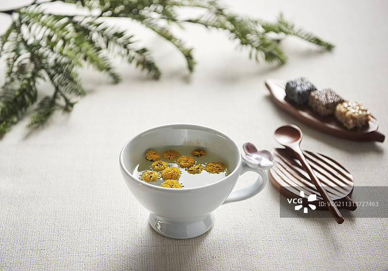 菊花茶和木勺，搭配米花图片素材