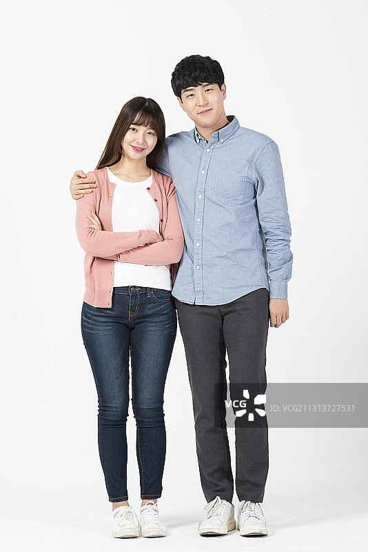 两名大学生微笑站立，手臂搭在白色背景上图片素材