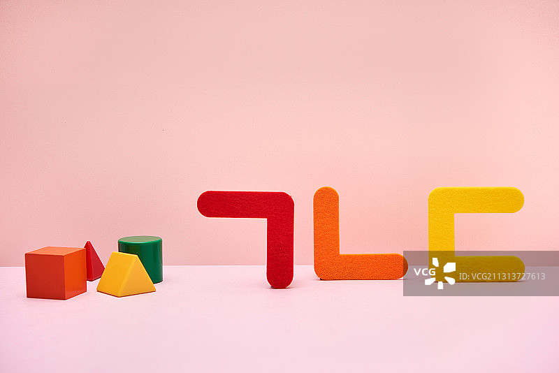 粉色背景上的积木和韩语工具图片素材