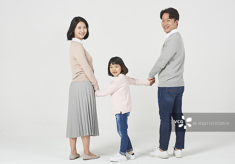 一家三口手牵手在白色背景上回头看图片素材