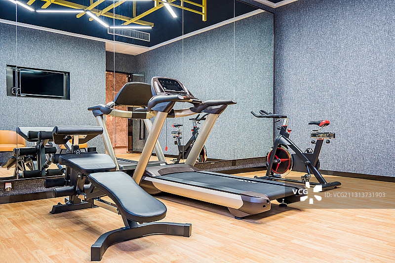 室内小型健身房和健身器材图片素材