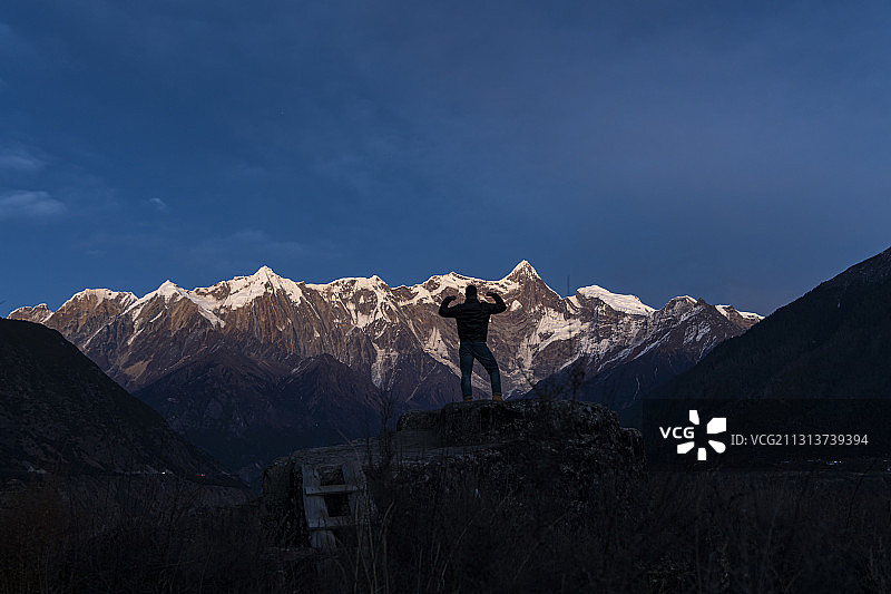 南迦巴瓦下的剪影图片素材