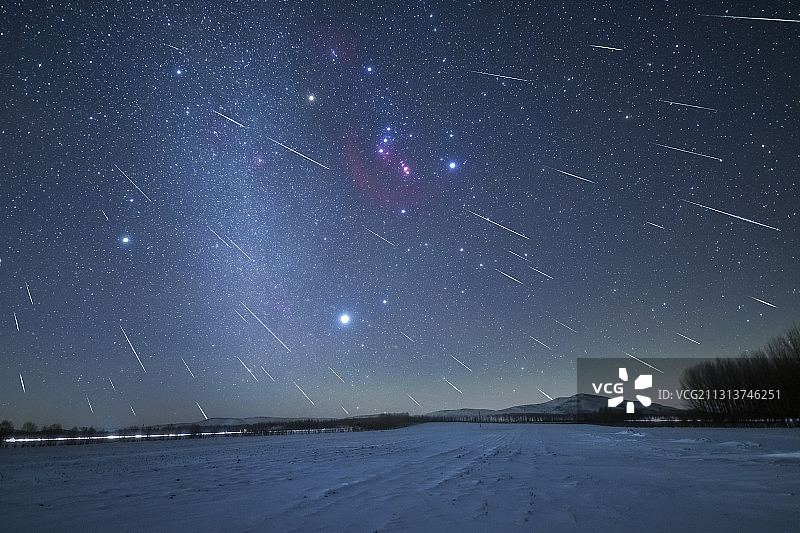 内蒙古雪地双子座流星雨图片素材
