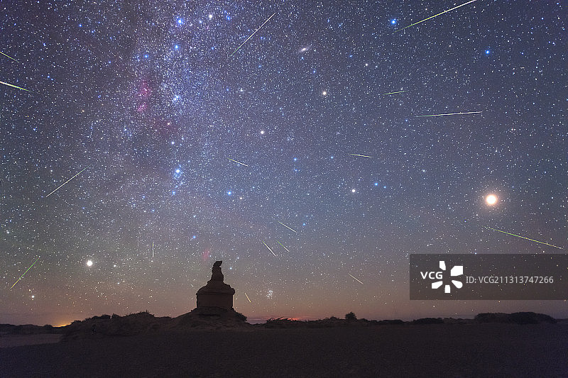 内蒙古额济纳古城遗址英仙座流星雨与火星图片素材