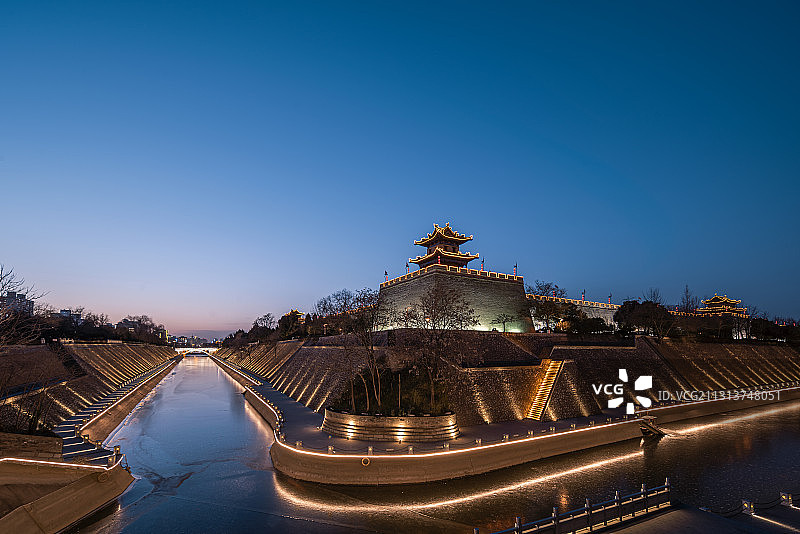 西安城墙角楼护城河夜景图片素材