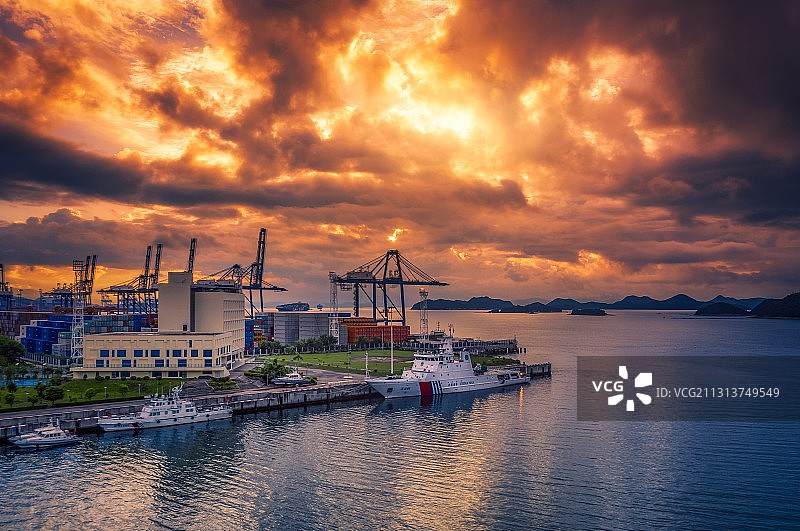 航拍深圳盐田港码头日出风光图片素材