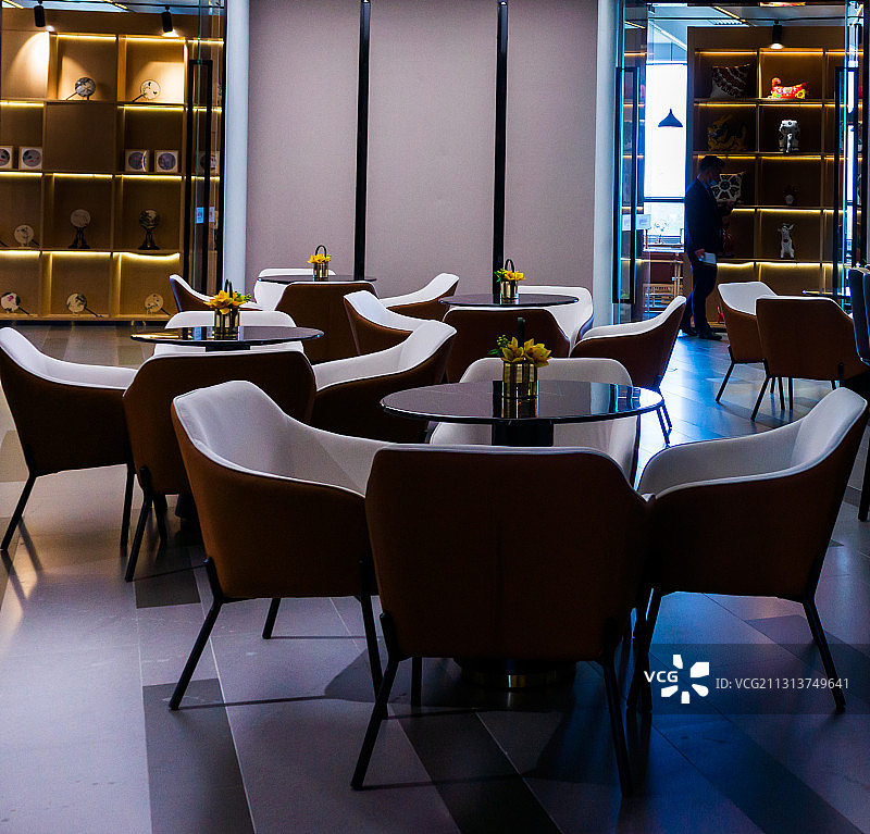 棋牌室，茶社，摆满桌子与沙发的房间图片素材