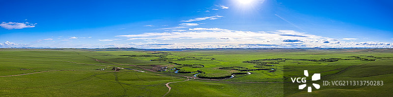蓝天白云下的大草原，草原九曲十八弯，内蒙古大草原图片素材