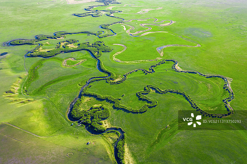 蓝天白云下的大草原，草原九曲十八弯，内蒙古大草原图片素材