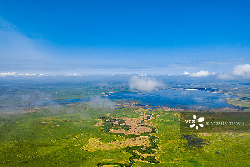蓝天白云下的大草原，草原九曲十八弯，内蒙古大草原图片素材