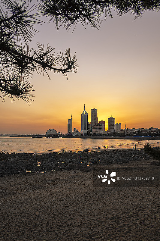 夕阳下的青岛海滨风景图片素材