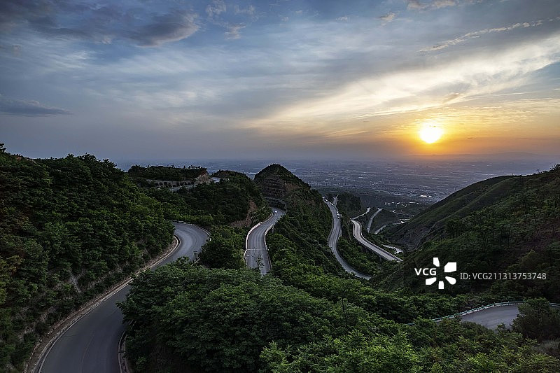 夕阳下的临潼骊山盘山公路图片素材