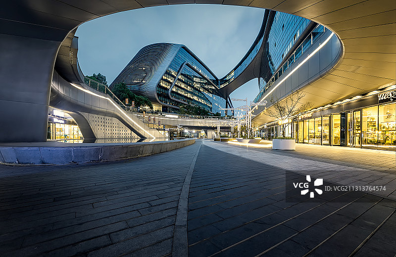 中国上海市长宁区凌空SOHO日落蓝调风光图片素材