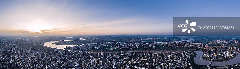《酒城晨曦》拍摄于中国四川泸州市龙马大道。图片素材