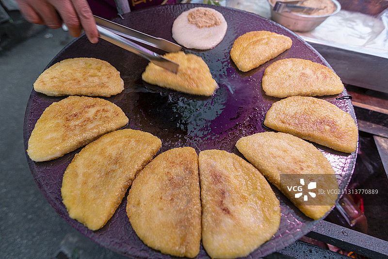 四川省成都特色小吃：月亮糍粑图片素材