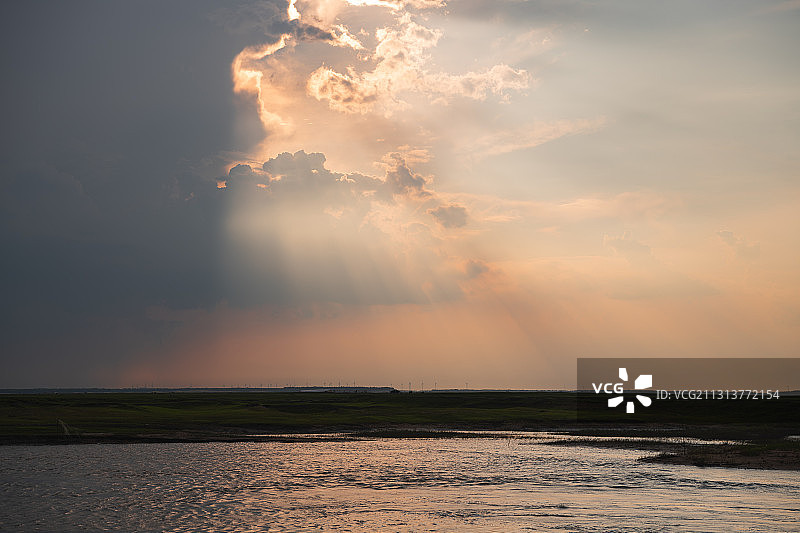 嫩江边傍晚火烧云霞的耶稣光图片素材