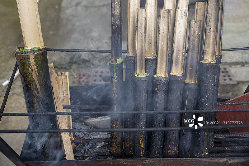 中国广西桂林龙脊梯田瑶族竹筒饭及竹筒鸡图片素材