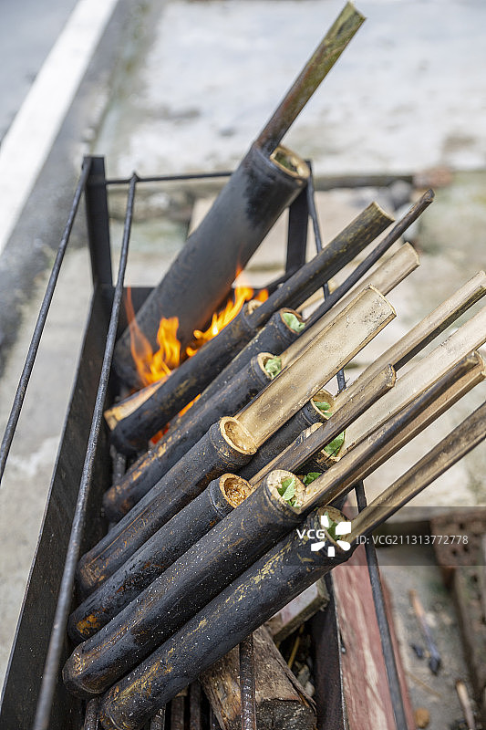 中国广西桂林龙脊梯田瑶族竹筒饭及竹筒鸡图片素材