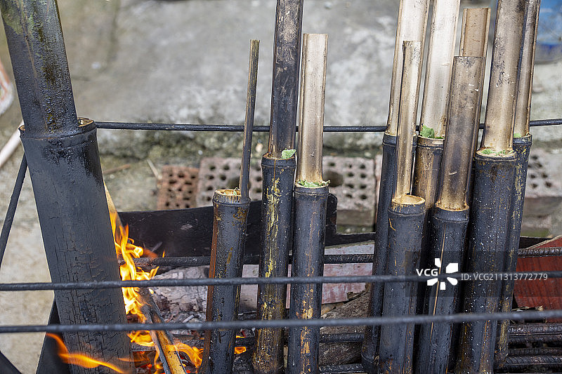 中国广西桂林龙脊梯田瑶族竹筒饭及竹筒鸡图片素材
