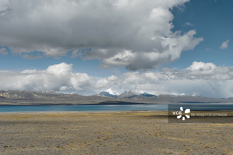 亚洲中国西藏自治区阿里地区日土县龙木措高原高山湖泊多云图片素材