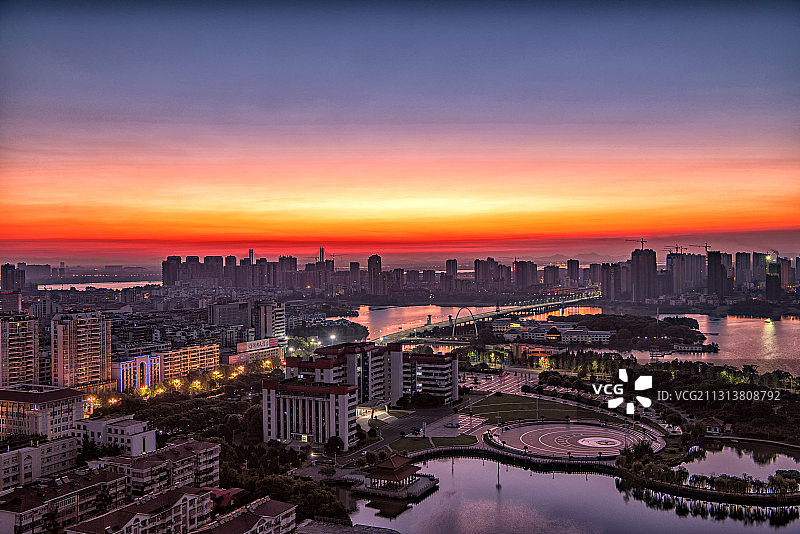 谁持彩练当空舞图片素材