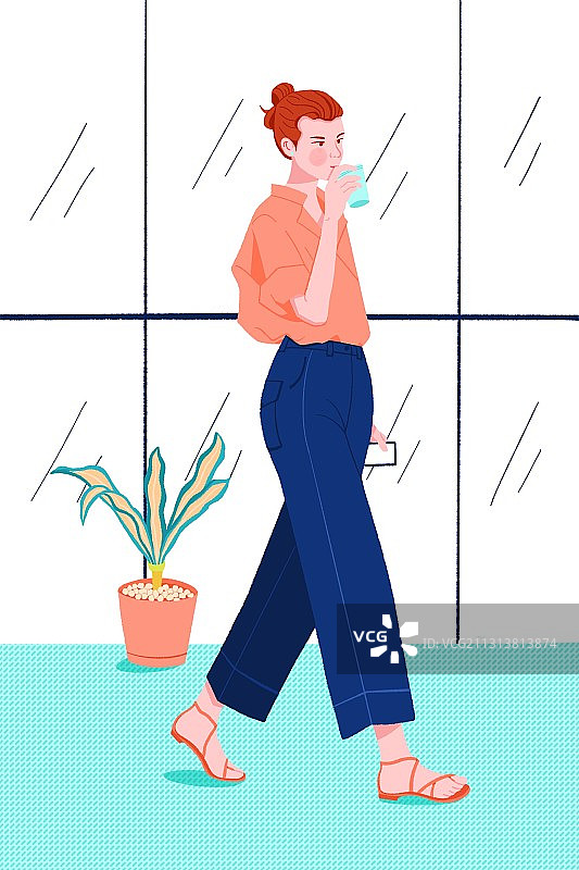 边走路边喝水的忙碌女性图片素材