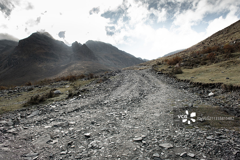 崎岖山路图片素材