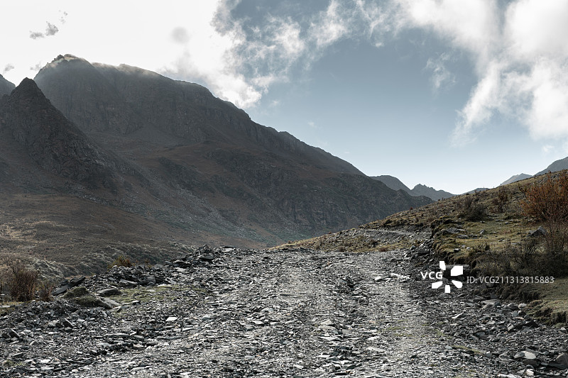 崎岖山路图片素材