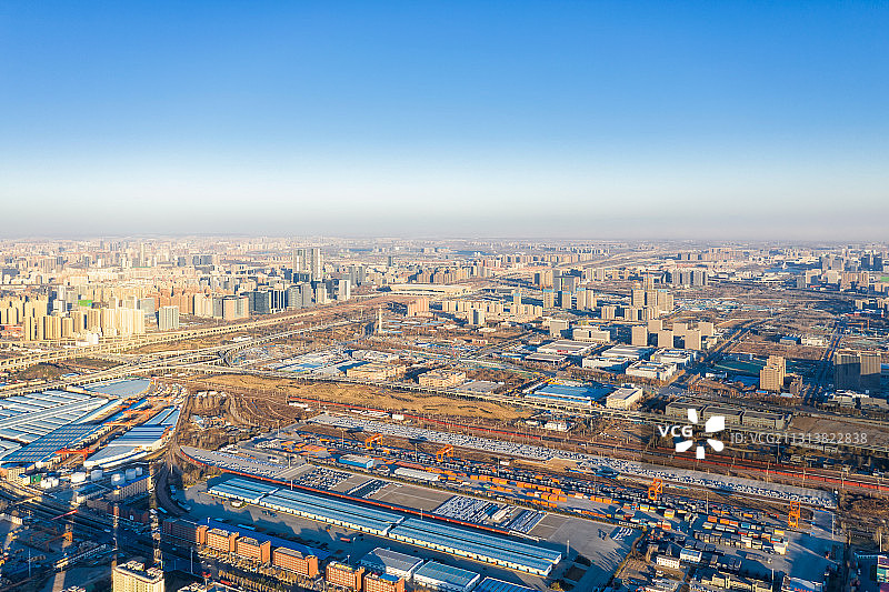 郑州城市天际线与中欧班列起点国际陆港联检中心户外航拍图片素材