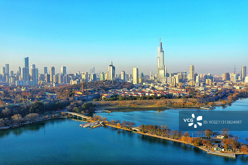 冬季清晨的南京玄武湖公园与南京城市天际线风光图片素材