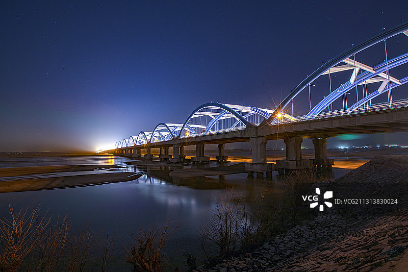 中国河南郑州市京港澳高速刘江黄河大桥夜景图片素材