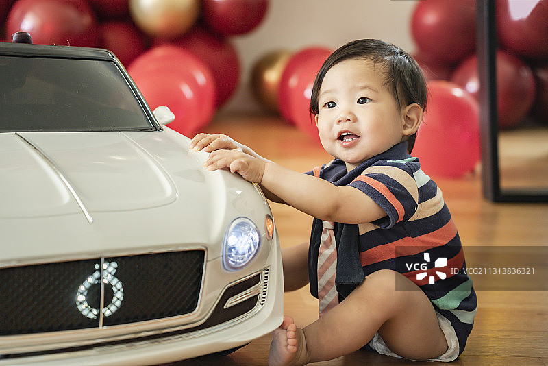 婴儿小帅哥喜欢自己的爱车图片素材