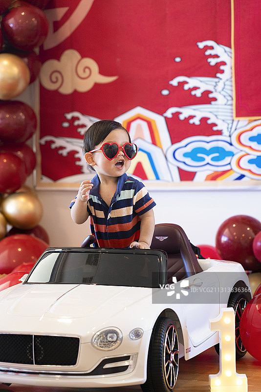戴墨镜的婴儿小帅哥开小汽车图片素材