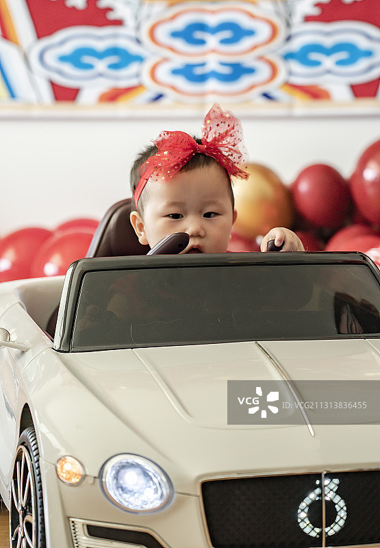 红裙子女婴生日喜开小轿车图片素材