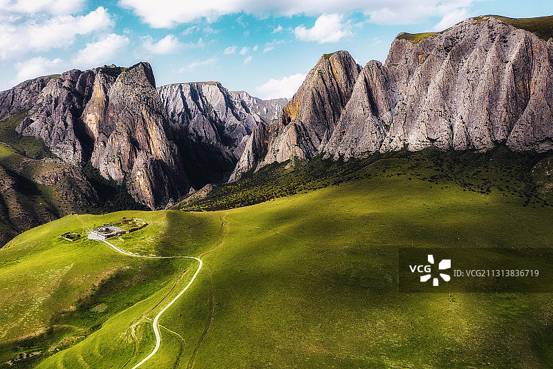 甘加白石崖下的女活佛宅邸图片素材